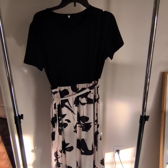 The Unbranded Brand Dresses & Skirts - Chic black and Ivory‎ floral colorblock Maxi dress soft knit top belted waist
